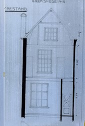 <p>Op een dwarsdoorsnede op een bouwtekening uit 1919 is te zien dat de vensters van de verdieping en de zolder in de achtergevel destijds voorzien waren van een 18e eeuwse roedeverdeling (Stadsarchief Kampen).</p>
